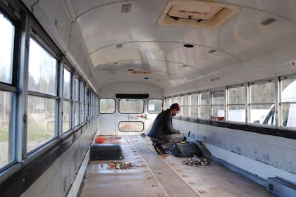 Así quedo vacío el interior del autobús después de la venta y donación de asientos y portaequipajes.