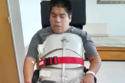 Así quedó Valentín tras el ataque; fue operado por la fractura de una vértebra que lo dejó sin poder mover sus piernas y brazos