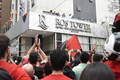Así recibió Rosario a Maradona: cientos de hinchas a las puertas del hotel
