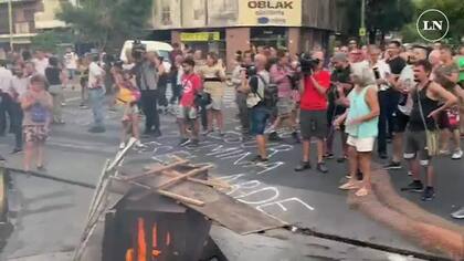 Así reclamaban los vecinos frente a Edesur por los cortes de luz