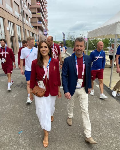 Así recorrieron los reyes de Dinamarca las instalaciones deportivas. Los Juegos Olímpicos les recordaron su primer encuentro en Sidney. Por entonces Federico de Dinamarca se encontraba con su hermano, Joaquín, su primo Nicolás de Grecia y el entonces príncipe de Asturias, hoy Felipe VI de España