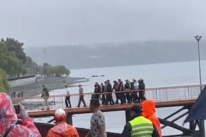 El momento en el que retiran el cuerpo del expresidente tras el accidente en el lago