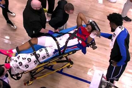 Así retiraron a Jaden Ivey de la cancha, después de la impactante lesión