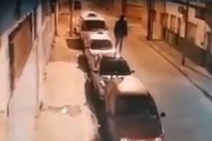 Un hombre fue grabado saltando sobre autos estacionados