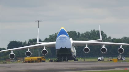 Así se cargaba el avión más grande del mundo (Foto: Captura de video)