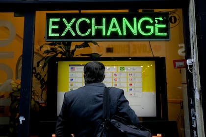 Así se comporta el dólar oficial y el blue al inicio de la jornada cambiaria