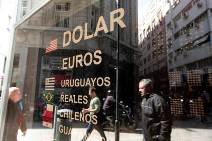Así se comportan el dólar oficial y el blue en la apertura de mercados