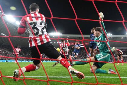 Así se defiende Sunderland: con todo; además, es el primer equipo en hacerle goles al líder de Inglaterra en más de un mes.