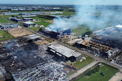 Así se encuentra la zona donde se produjo un incendio seguido de una explosión en Ezeiza, vista de la fábrica Iron Mountain