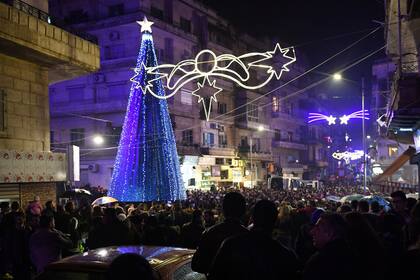 Un árbol de navidad en la Plaza Al-Azizzieh en Aleppo, noroeste de Siria