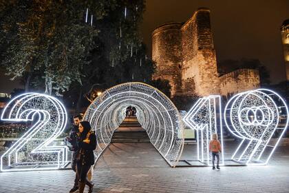 En algunos lugares, como en el centro de Bakú, Azerbaijan, ya se preparan para año nuevo como en Maiden Tower