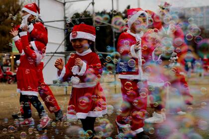 Niños juegan con burbujas en Tokio, Japón