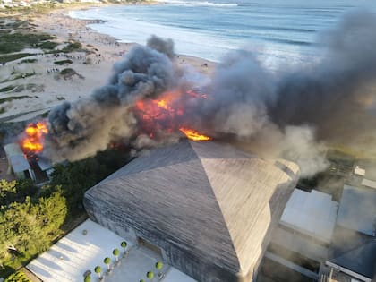 Así se incendia el restaurante y parador La Susana, en José Ignacio, Punta del Este