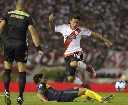 Así se jugó el clásico: Driussi es frenado por Gago con toda su fuerza