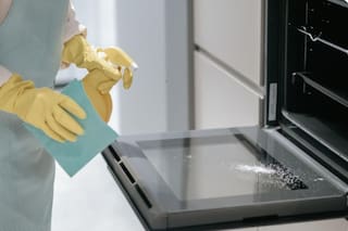 El método más eficaz para dejar impecable el vidrio del horno