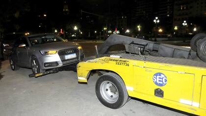 Así se llevaban el auto de Lali, en medio de la premier de Nieve Negra