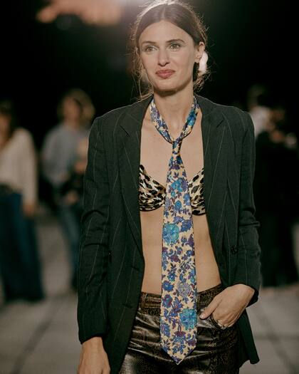 Así se lookeó Mía Flores Pirán, hija de Ginette Reynal, para los desfiles de Buenos Aires Fashon Week