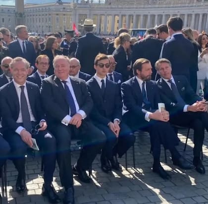 Así se los vio a los Saboya sentados lado a lado el domingo donde Aimone asistió junto a su hijo Humberto