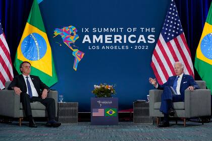 Así se los vio ayer en la previa del encuentro al presidente estadounidense Joe Biden y su homólogo brasileño Jair Bolsonaro en la Cumbre de las Américas (AP Foto/Evan Vucci)