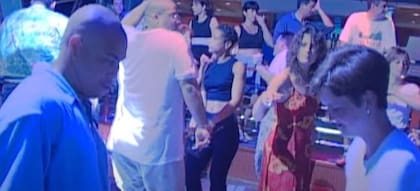 Así se los vio bailar a Amy Lynn Bradley y a "Yellow" Douglas en la pista de baile. La banda del crucero había terminado su trabajo y los músicos disfrutaban entre los pasajeros