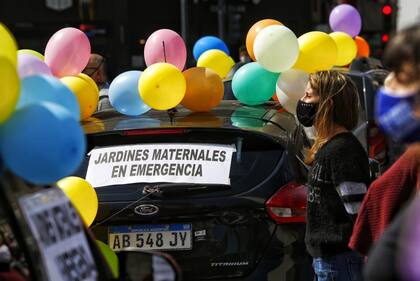 Con autos llenos de globos los autos rodean el Obelisco