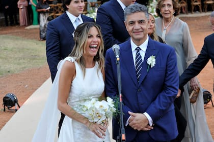 Así se mostraron apenas terminada la ceremonia. Le seguía la fiesta y dos cambios de vestido para la recién casada.