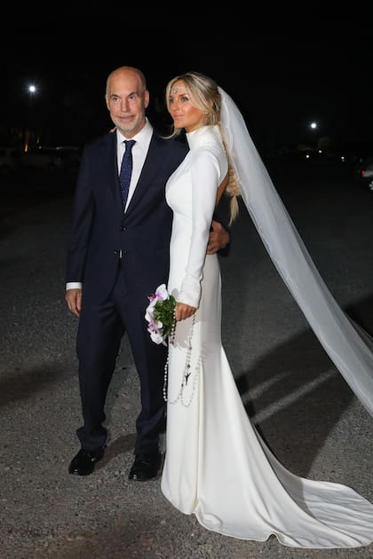 Así se mostraron los recién casados terminada la ceremonia. Apenas se acercaron a hacerse fotos, se largó a llover