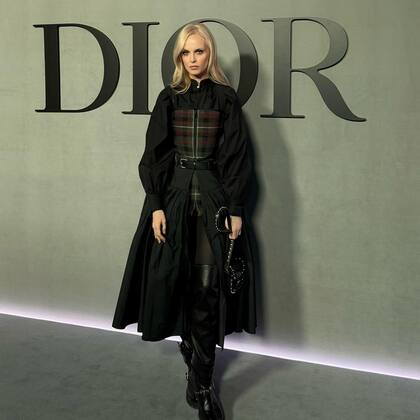 Así se mostró la argentina al posar para las cámaras en el desfile 25/26 de Dior