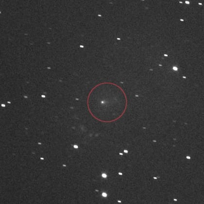 Así se observa el cometa en el cielo nocturno