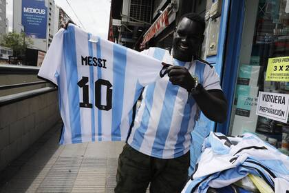 Marcelo, vendedor ambulante, aprovechó la fiebre mundialista para explotar las ventas de la selección argentina