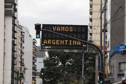 En Cabildo y Ugarte, en el barrio porteño de Belgrano, los carteles viales  arengan a la selección argentina
