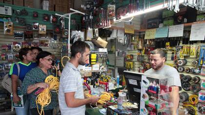 Las personas compran sogas maderas y clavos, entre otras cosas, para cubrir puertas y ventanas