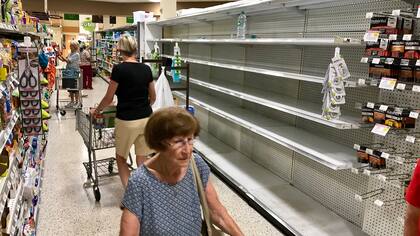 Varias personas se abastecen en un supermercado en Fort Lauderdale, EE.UU