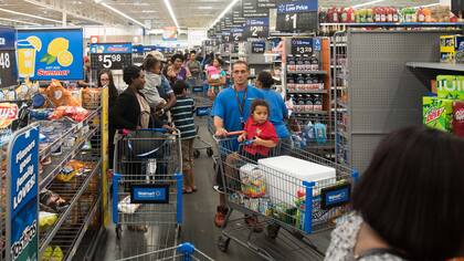 Los supermercados abarrotados de gente comprando artículos de primera necesidad