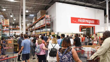 Los supermercados que venden artículos para la construcción repletos de gente comprando maderas, clavos y sogas, entre otros artículos
