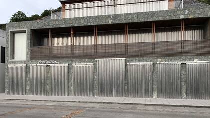 Un comercio totalmente tapiado espera la llegada del huracán