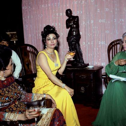 Así se presentó en la inauguración del espacio Fundación Larivière Fotografía Latinoamericana la fotografía de José Luis Venegas, padre de la cantante Julieta Venegas. "La obra es parte de una serie que mi hermana Yvonne rescató", comentó Julieta sobre el trabajo de su padre, fotógrafo. Una "Copia cromogénica, realizada posteriormente por Yvonne Venegas", se lee en la descripción de la muestra de inauguración del espacio en el Distrito de las Artes porteño.