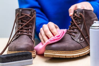 Así se puede limpiar los zapatos con productos caseros