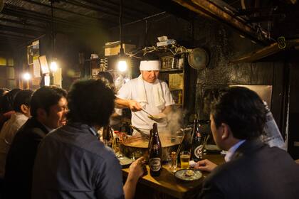 Así se relajan los tokiotas después de la larga jornada laboral.