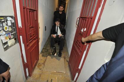 Así se retiraba Charly García de su festejo de cumpleaños para regresar a su hogar en Palermo