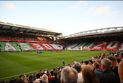 Así se trasformaron las gradas de Anfield, durante el minuto de silencio en la previa de Liverpool ante Bournemouth por la Premier League.