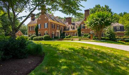 Así se ve desde afuera esta lujosa casa de arquitectura georgiana (Washington Fine Properties)