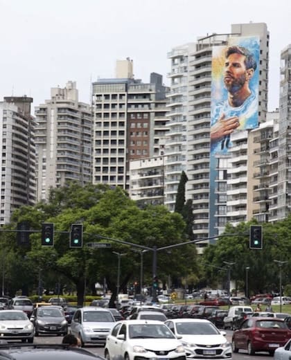 Así se ve desde las calles de Rosario el mural de Messi