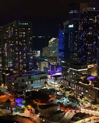 Así se ve el Brickell City Centre en Miami, Florida, durante la noche