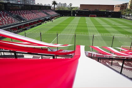 Así se ve el césped del estadio Claudio Fabián Tapia, de Barracas Central, desde una de las cabeceras