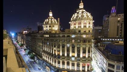 Así se ve el Edificio Bencich de noche