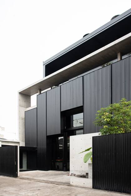 Así se ve el frente del edificio en San Luis 2849, en Chauvín, un barrio que promete convertirse en polo cultural.