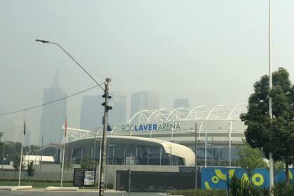 En primer plano, el Rod Laver Arena; detrás, los edificios casi ocultos por el smog de Melbourne. 