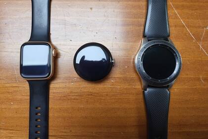 Así se ve el prototipo de Pixel Watch extraviado, que alguien encontró en un bar; aquí, junto a un Apple Watch y un Galaxy Watch de Samsung