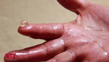 Así se ve el "punto de bola semidura" que indica que la mezcla ya está lista para entrar en el molde (YouTube/NotimexTV)